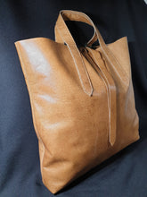 Charger l&#39;image dans la galerie, Grand sac à main - 100% cuir recyclé - marron clair - les ateliers croix-rouge
