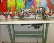 Charger l&#39;image dans la galerie, Machine a coudre Pfaff 138-6bs en très bon état avec la table - les ateliers croix-rouge
