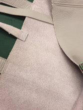 Charger l&#39;image dans la galerie, Grand sac à main - 100% cuir recyclé - couleur violine - les ateliers croix-rouge

