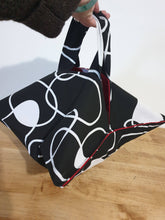 Charger l&#39;image dans la galerie, Sac porte-tartes spirales - noir et blanc - les ateliers croix-rouge
